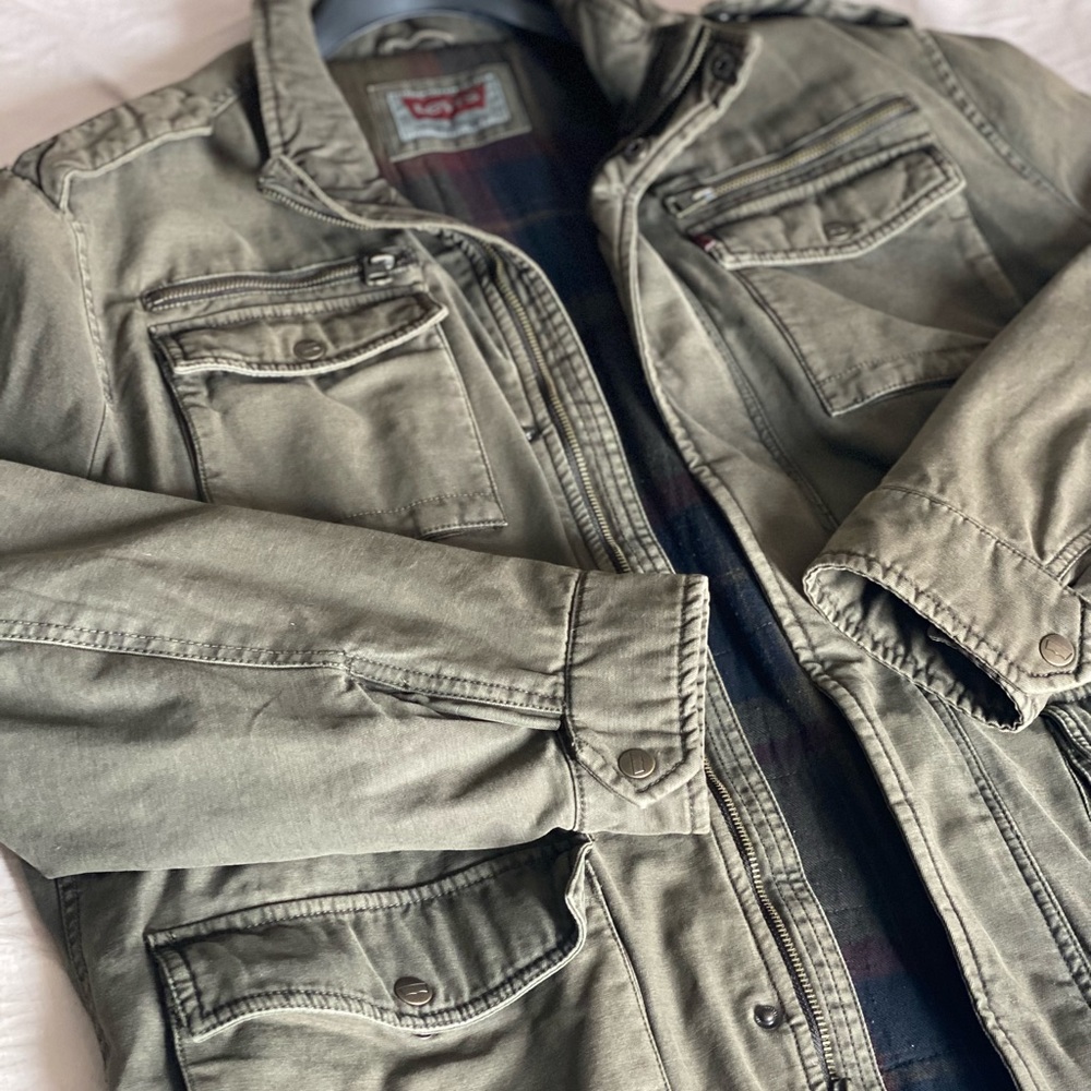 Mens Levi’s green Military style jacket. Worn twice. Great condition. Size 2X.